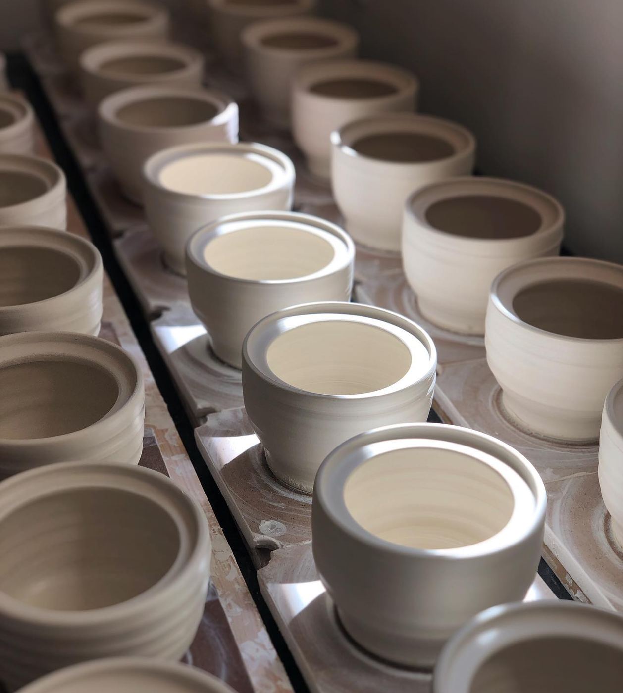 Rows of porcelain gaiwans in progress for Commis